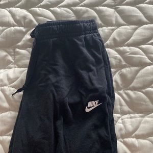 BLACK NIKE SWEATS